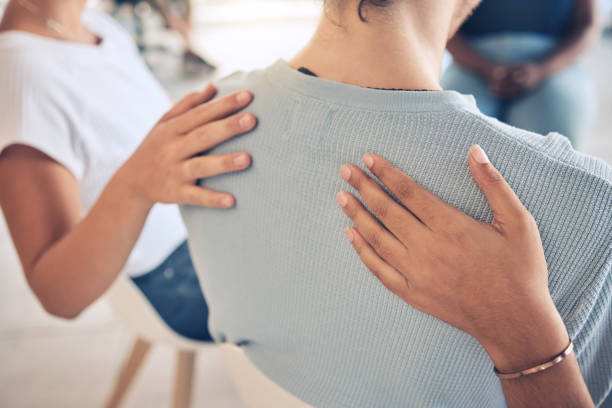 manos, salud mental y apoyo en terapia grupal para mujeres que sufren depresión, estrés y trauma de cerca. mano, personas y aa reunión por comunidad en confianza, ayuda y empatía para niña con ansiedad - dependencia fotografías e imágenes de stock