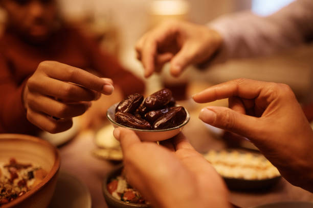 食卓でラマダンのデートを食べる中東の家族の接写。 - ナツメヤシ ストックフォトと画像