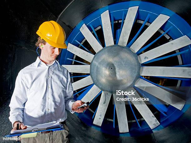 Inżynier Raportowanie W - zdjęcia stockowe i więcej obrazów Inżynier - Inżynier, Tunel aerodynamiczny, Aluminium