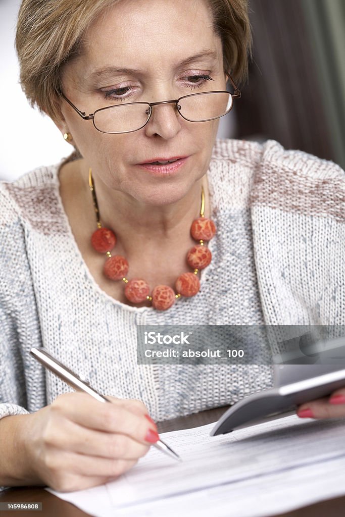 Femme de calculer les taxes - Photo de 50-54 ans libre de droits