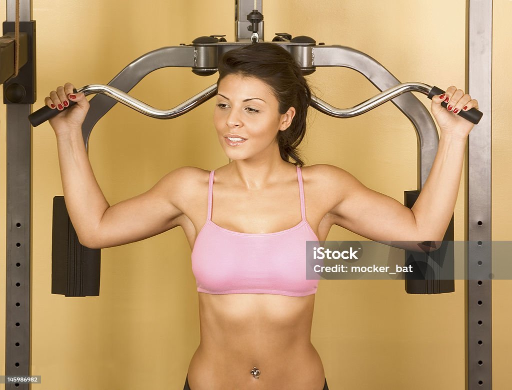 Mulher a realização de exercícios de treino de elevação de peso - Royalty-free 20-24 Anos Foto de stock