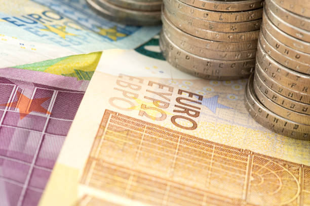 Nahaufnahme Euro Banknoten und Münzen stock photo