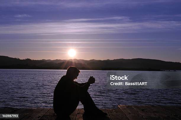 Foto de Estar E Orar e mais fotos de stock de Adolescência - Adolescência, Alcançar, Alegria