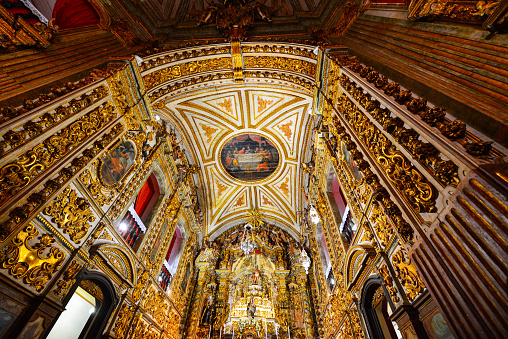 El lujoso interior barroco de la Basílica de Nuestra Señora del Pilar en Ouro Preto photo
