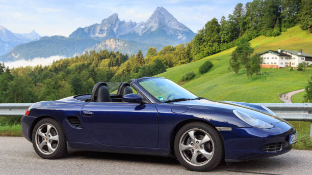 roadster azul porsche boxster 986 con montaña watzmann y panorama de niebla. - germany landscape nissan roadster fotografías e imágenes de stock