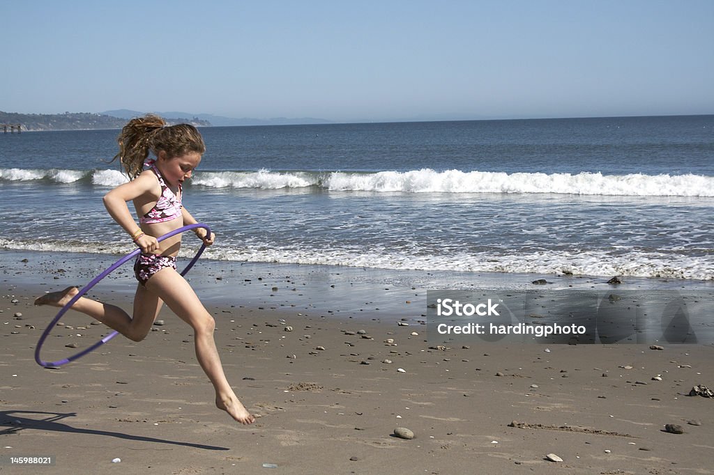 Hula-Hoop-Spaß am Strand - Lizenzfrei Badebekleidung Stock-Foto