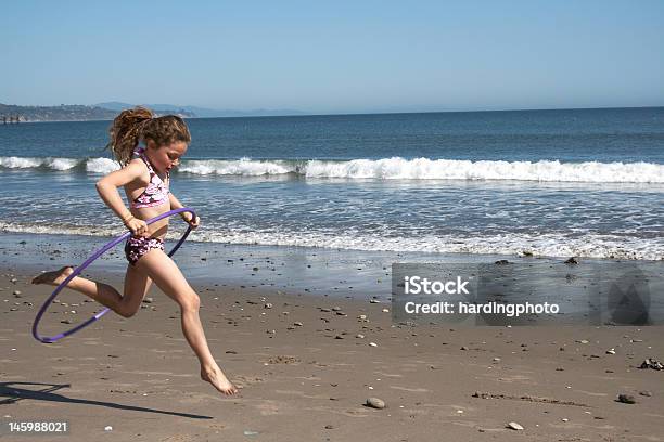 Hulahoopspaß Am Strand Stockfoto und mehr Bilder von Badebekleidung - Badebekleidung, Blau, Fels