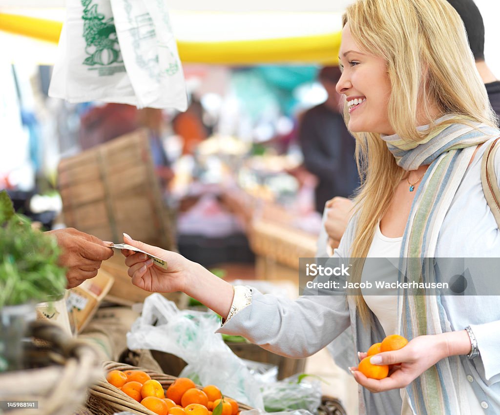 Feliz Jovem mulher comprando legumes no mercado - Foto de stock de Nota royalty-free