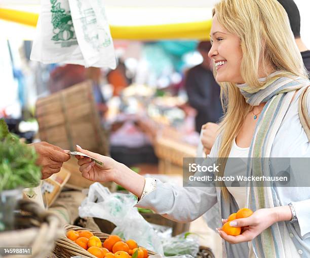 Foto de Feliz Jovem Mulher Comprando Legumes No Mercado e mais fotos de stock de Nota - Nota, Pagar, Exterior