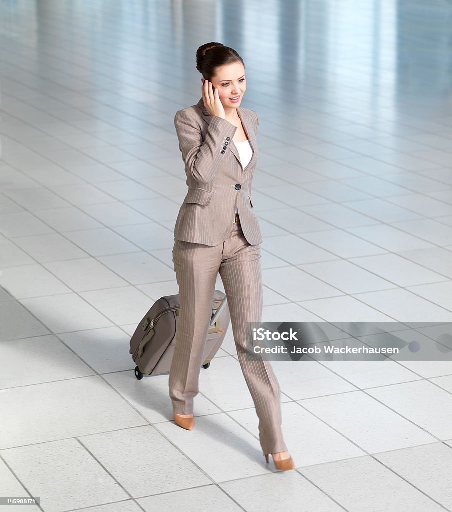 携帯電話で話しているビジネスウーマンに空港 - 俯瞰のロイヤリティフリーストックフォト