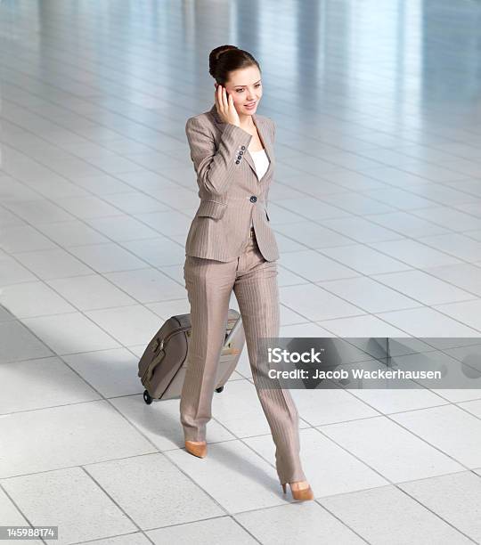 Деловая Женщина Говорить На Мобильный Телефон В Аэропорту — стоковые фотографии и другие картинки Верхний ракурс