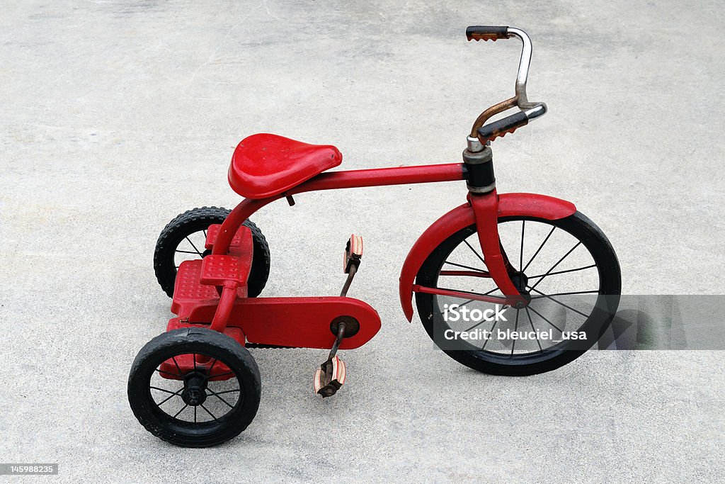 Old rojo triciclo - Foto de stock de Acera libre de derechos