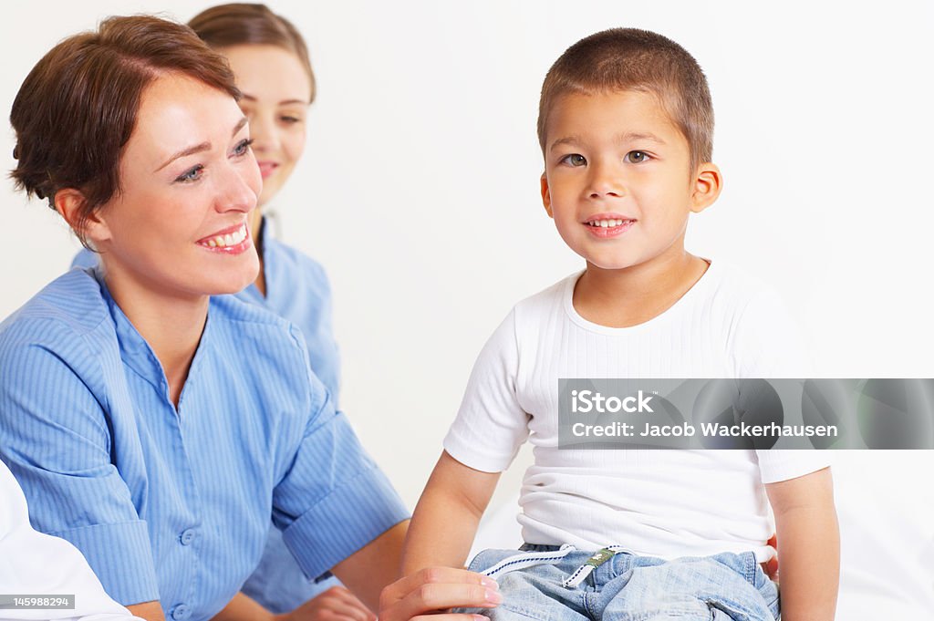 Enfermeira tendo o cuidado de um rapaz - Royalty-free Criança Foto de stock