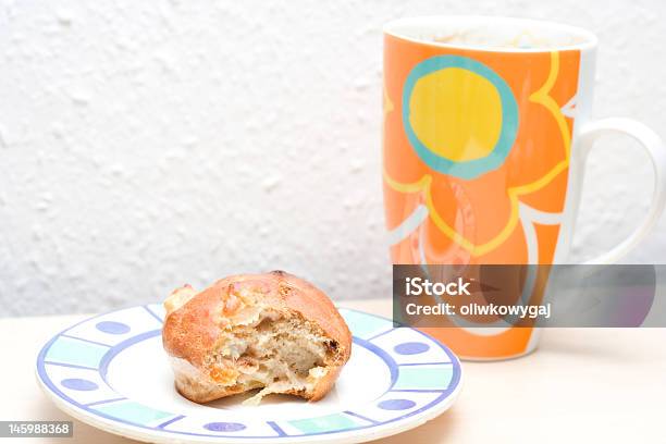 Muffin Stockfoto und mehr Bilder von Angebissen - Angebissen, Blätterteigbrötchen, Braun