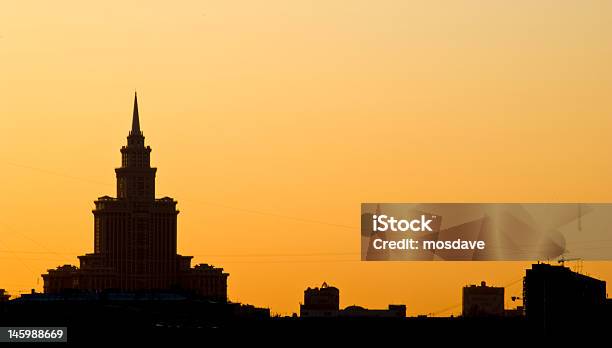 Foto de Horizonte Da Cidade Ao Pôrdosol e mais fotos de stock de Amarelo - Amarelo, Arquitetura, Arranha-céu