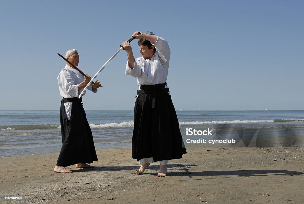 Подготовка Aikido на пляже - Стоковые фото Самурайский меч роялти-фри