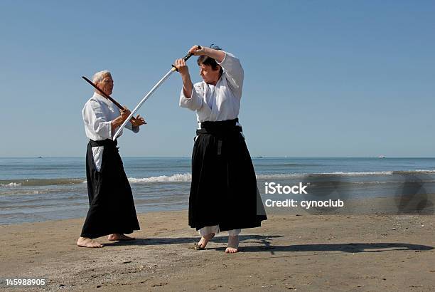 Подготовка Aikido На Пляже — стоковые фотографии и другие картинки Самурайский меч - Самурайский меч, Тренироваться, Айкидо