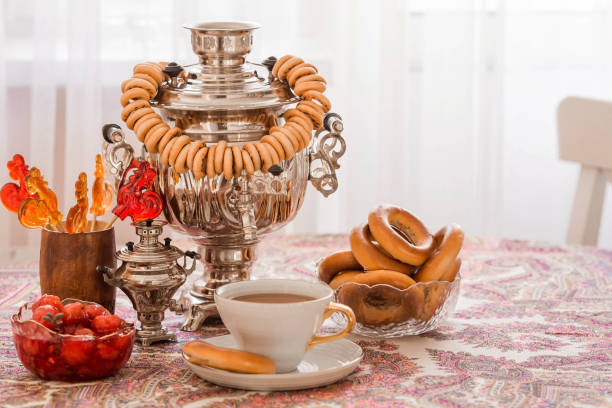 ロシアの伝統。サモワールと一緒にお茶を飲む。お茶、ベーグル、ドライフルーツ、アップルジャム、キャラメルおんどり、ロシアのサモワールのある静物画。