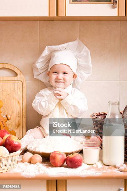 Little Baker - Fotografias de stock e mais imagens de Bebé - Bebé, Chapéu de Cozinheiro, Bebida