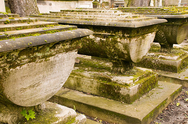 friedhof mit alten grabstätten - lachaise stock-fotos und bilder