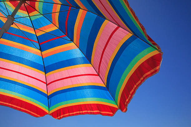 Striped Parasol przeciw błękitne niebo – zdjęcie