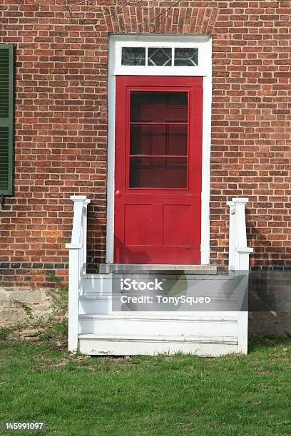 Red Door Su Una Vecchia Casa - Fotografie stock e altre immagini di Bosco - Bosco, Casa, Casa di mattoni