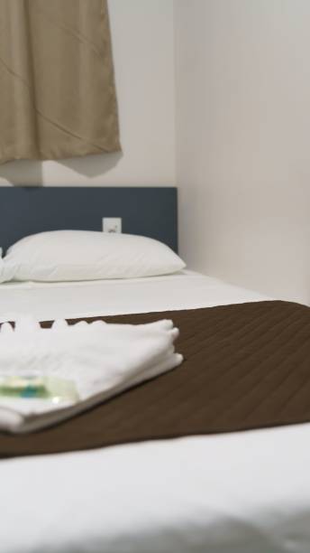ホテルのベッドの美しい景色 - hotel hotel room bed luxury ストックフォトと画像