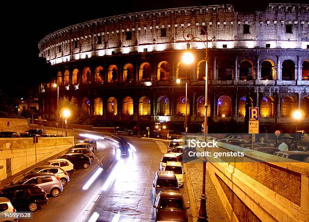 Colosseo Di Notte Roma Italia - Fotografie stock e altre immagini di Anfiteatro - Anfiteatro, Antico - Condizione, Architettura