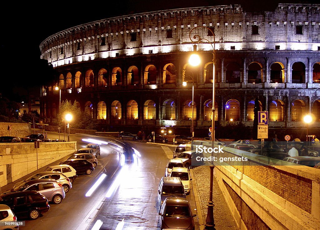 Coliseu à noite. Roma. Itália. - Foto de stock de Anfiteatro royalty-free