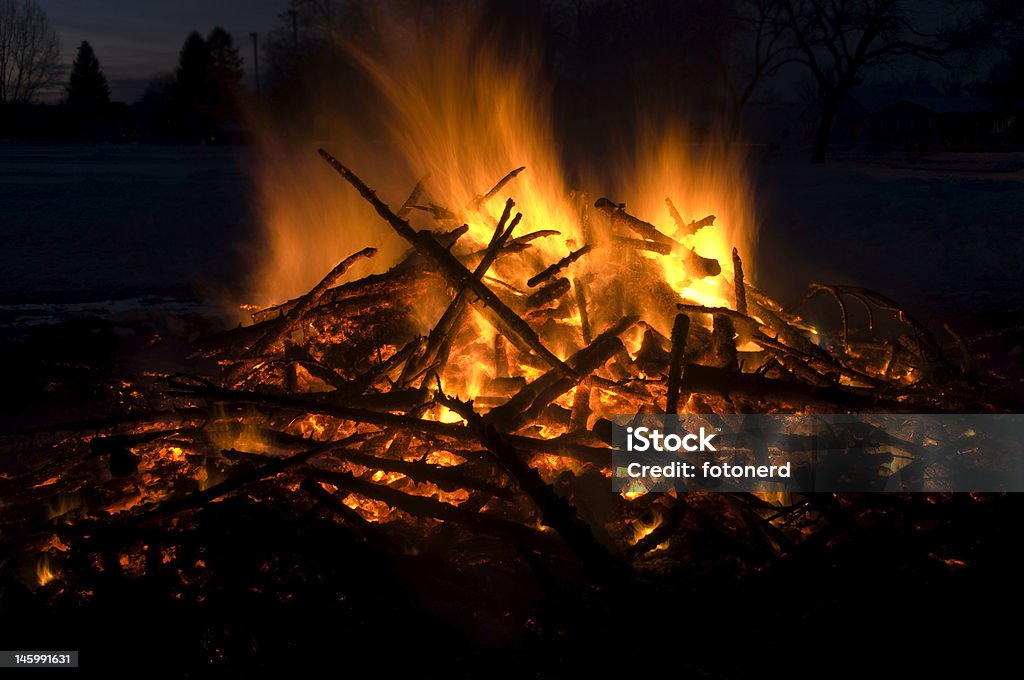 Falò con fiamme i salti su una pila di alberi - Foto stock royalty-free di Accendere (col fuoco)