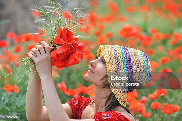 Hermosa Chica En Un Campo Con Poppies Foto de stock y más banco de imágenes de Adolescente - Adolescente, Adulto, Adulto joven