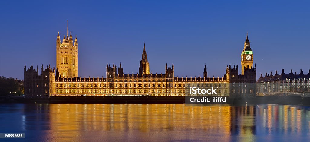 Den Houses of Parliament in London in der Abenddämmerung - Lizenzfrei Abenddämmerung Stock-Foto