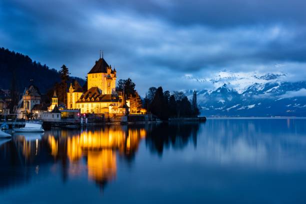 castelos na suíça durante uma bela hora azul - lake thun switzerland night lake - fotografias e filmes do acervo