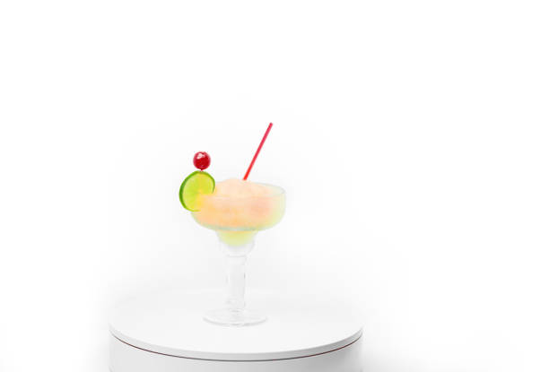 cocktail rinfrescante con ciliegia e cucumbe isolato su sfondo bianco - cucumbe foto e immagini stock
