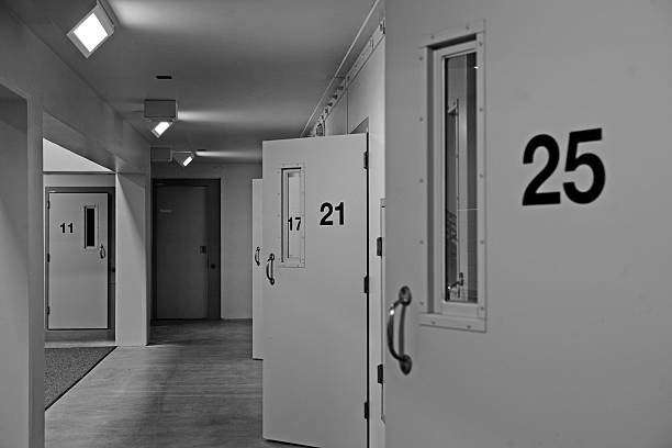prisión de puertas - prison cell door fotografías e imágenes de stock