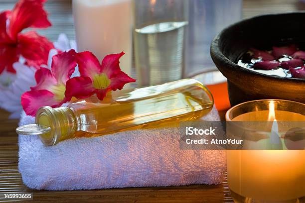 Essência De Óleo - Fotografias de stock e mais imagens de Aromaterapia - Aromaterapia, Bambu - Material, Cena de tranquilidade