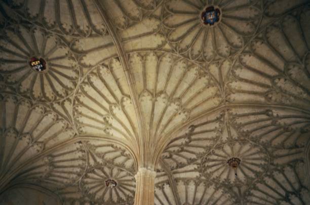 bonito teto de estilo gótico na igreja, abóbada do ventilador. - fan vaulting - fotografias e filmes do acervo