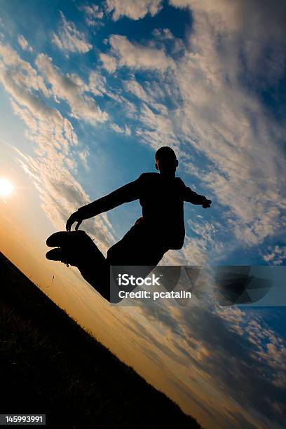 Adolescente Salto Foto de stock y más banco de imágenes de Actividad - Actividad, Adolescente, Aire libre