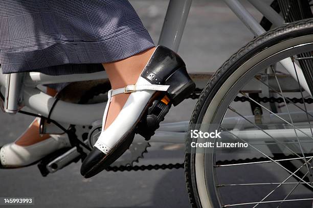 Bicyclist Uso De Zapatos De Sujeción Foto de stock y más banco de imágenes de Calzado estilo Mary Janes - Calzado estilo Mary Janes, Calzado, Andar en bicicleta