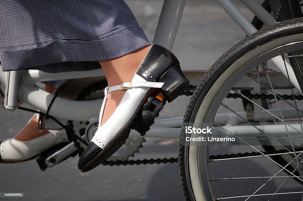 Chaussures richelieu Bicyclist portant - Photo de Chaussures à bout rond et boucle libre de droits