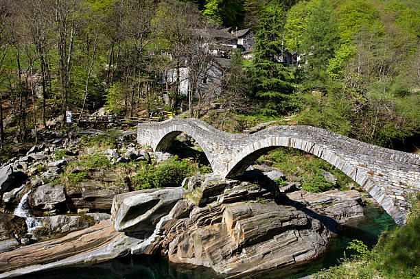The bridge of Lavertezzo This BrAcke is located in the Verzasca Valley in the canton of Ticino, Switzerland. punto stock pictures, royalty-free photos & images