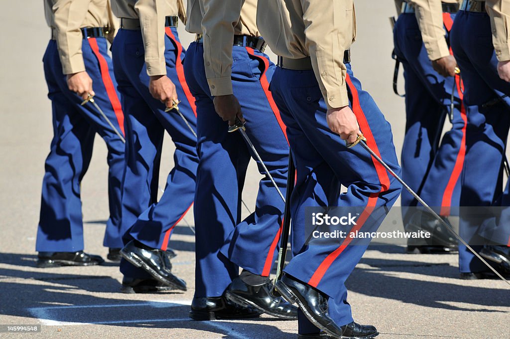 Marchando com Sabres - Foto de stock de Corpo de Fuzileiros Navais dos EUA royalty-free