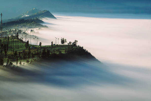 cemoro lawang hügel - bromo crater stock-fotos und bilder