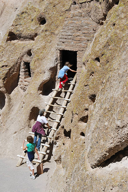 erkunden sie die ruinen des bandelier national monument - bandelier national monument stock-fotos und bilder