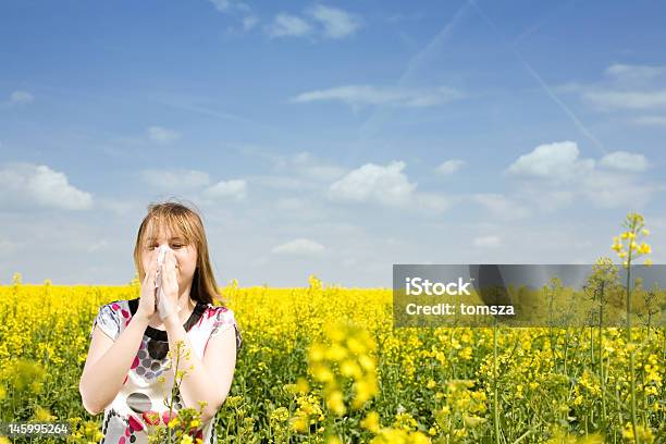 Junge Frau Die Ihre Nase Weht Auf Den Punkt Rapsfeld Stockfoto und mehr Bilder von Allergie