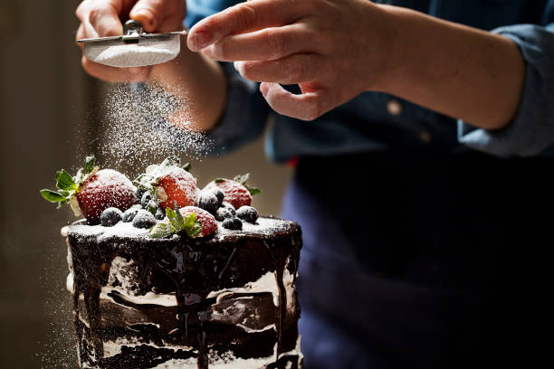 el chef está haciendo pastel de chocolate - chocolate pot de creme fotografías e imágenes de stock