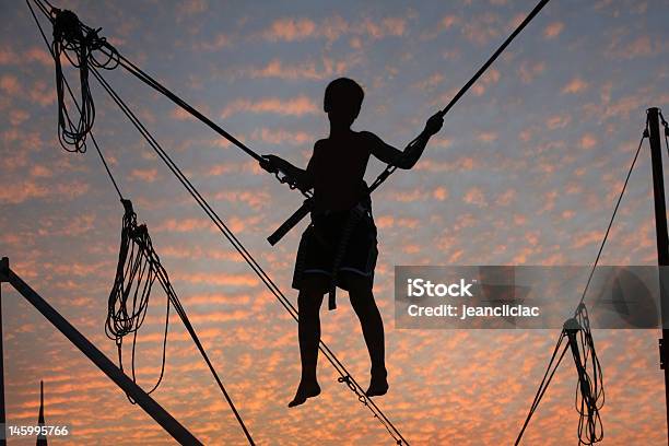 Niño Al Aire Foto de stock y más banco de imágenes de Actividades recreativas - Actividades recreativas, Alegría, Cielo