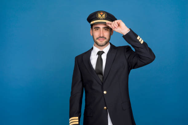 pilote de ligne en uniforme avec son chapeau - mid adult men portrait hat human face photos et images de collection