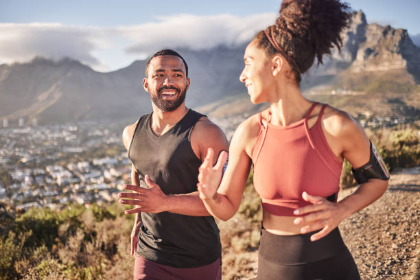 Training, exercise and black couple running in nature for fitness, heart health and wellness. Sports, cardio and happy man and woman jog or runner workout outdoors preparing for marathon together. entrenamiento, ejercicio y pareja negra corriendo en la naturaleza para estar en forma, salud cardíaca y bienestar. deportes, cardio y hombres y mujeres felices trotan o entrenan corredores al aire libre preparándose para el maratón juntos.
