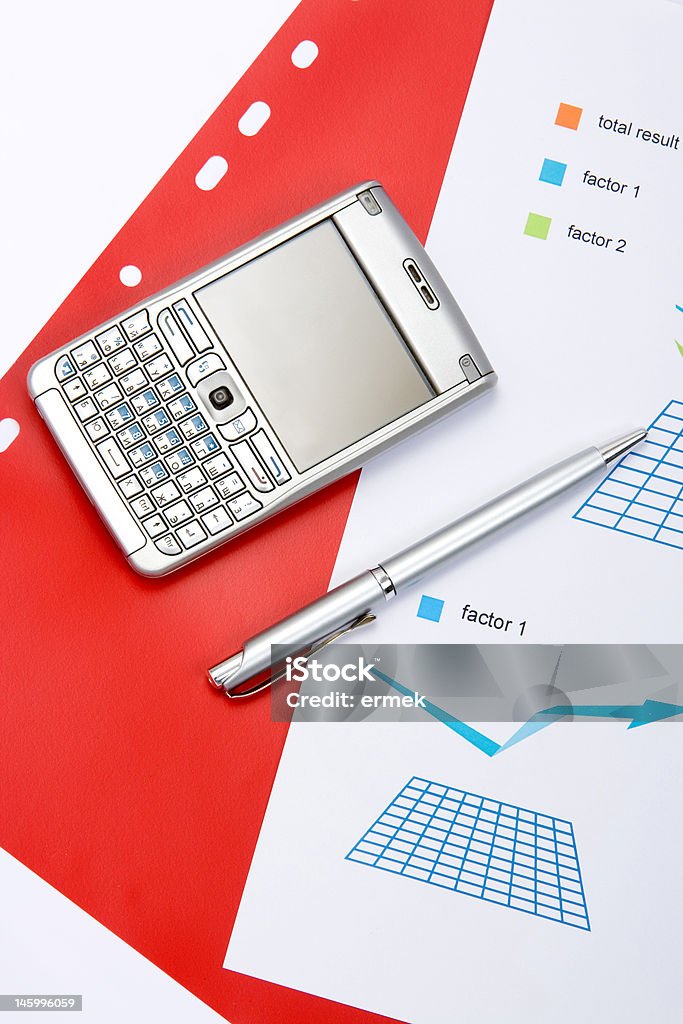 Gráfico com uma caneta e telemóveis - Royalty-free Analisar Foto de stock